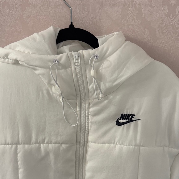 Nike Women's Puffer Jacket in White - Picture 2 of 8